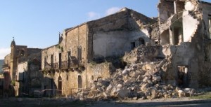 crollo della casa costruita con libri di bassa qualità e senza distribuzione